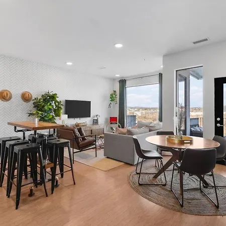 Holiday home Luxury Riverview With Patio Walk To Broadway