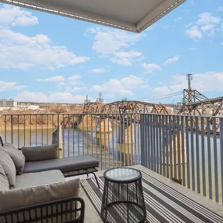 Holiday home Luxury Riverview With Patio Walk To Broadway *