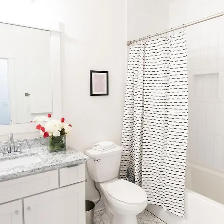 Holiday home Luxury Hillsboro Village Rooftop Retreat Sleep 12 W Chef S Kitchen Smart Tvs & Garage Walk To Vanderbilt Pancake Pantry & Boutique Shopping Minutes To Broadway 12 South & The Parthenon 24 7 Hospitality