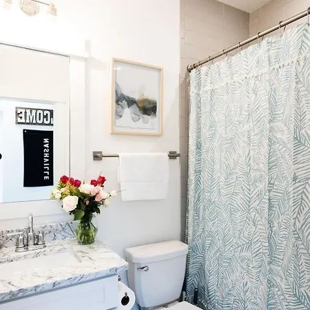 Luxury Hillsboro Village Rooftop Retreat Sleep 12 W Chef S Kitchen Smart Tvs & Garage Walk To Vanderbilt Pancake Pantry & Boutique Shopping Minutes To Broadway 12 South & The Parthenon 24 7 Hospitality *