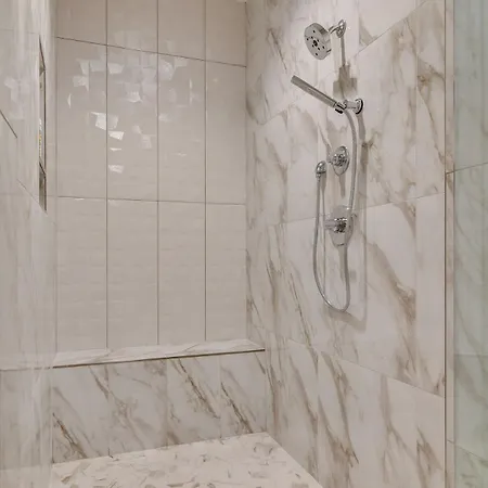 Holiday home Stylish East Nash Retreat, Walk To Local Favorites, Sleep 10 With Smart Tvs, Workspace & Fast Wifi, Attached Garage & Full Kitchen, Walk To Mas Tacos, Drive 10 Min To Downtown Broadway, 24 Hr Hospitality *