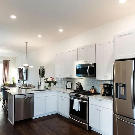 Luxury Hillsboro Village Rooftop Retreat Sleep 12 W Chef S Kitchen Smart Tvs & Garage Walk To Vanderbilt Pancake Pantry & Boutique Shopping Minutes To Broadway 12 South & The Parthenon 24 7 Hospitality Holiday home Nashville