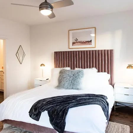 Luxury Hillsboro Village Rooftop Retreat Sleep 12 W Chef S Kitchen Smart Tvs & Garage Walk To Vanderbilt Pancake Pantry & Boutique Shopping Minutes To Broadway 12 South & The Parthenon 24 7 Hospitality *