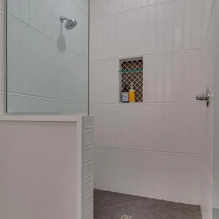 Roomy 1-level Near Vanderbilt With Parking, 1 Story, Secure Parking, Patio 3 Miles To Broadway Holiday home