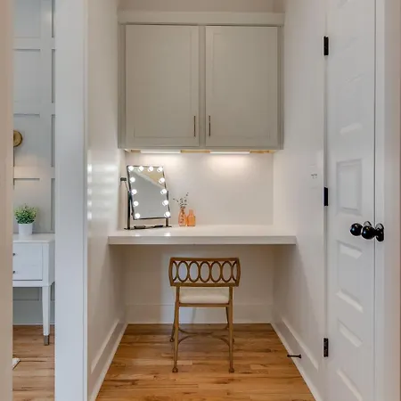 Holiday home Stylish East Nash Retreat, Walk To Local Favorites, Sleep 10 With Smart Tvs, Workspace & Fast Wifi, Attached Garage & Full Kitchen, Walk To Mas Tacos, Drive 10 Min To Downtown Broadway, 24 Hr Hospitality *