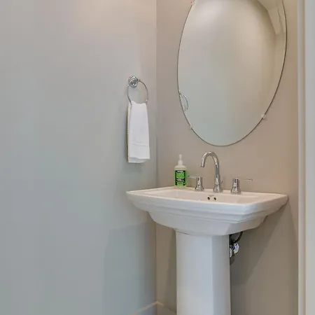 Stylish East Nash Retreat, Walk To Local Favorites, Sleep 10 With Smart Tvs, Workspace & Fast Wifi, Attached Garage & Full Kitchen, Walk To Mas Tacos, Drive 10 Min To Downtown Broadway, 24 Hr Hospitality *