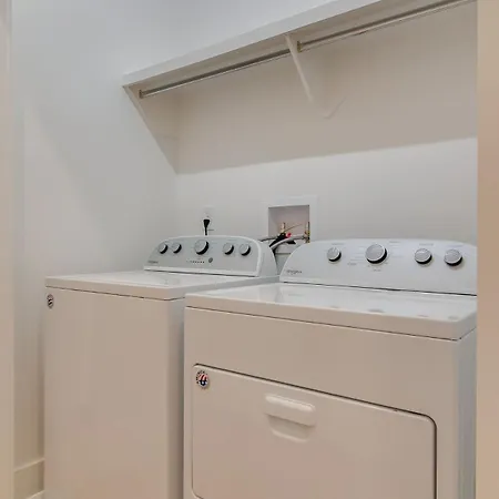 Stylish East Nash Retreat, Walk To Local Favorites, Sleep 10 With Smart Tvs, Workspace & Fast Wifi, Attached Garage & Full Kitchen, Walk To Mas Tacos, Drive 10 Min To Downtown Broadway, 24 Hr Hospitality Holiday home