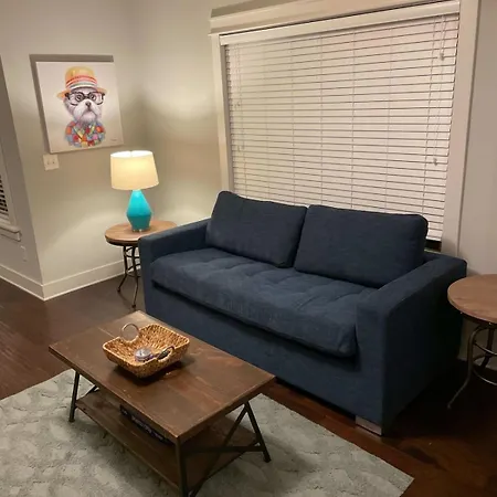 Elegant 4 King Belmont Retreat With 2 Living Walk To Belmont And Vanderbilt Near 12th South Music Row & The Gulch 2 Miles To Broadway Large Dining Table Smart Tvs Parking 24 Hr Hospitality Holiday home Nashville