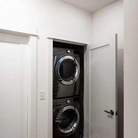 Luxe Hillsboro Village Homes For 24 With 4 Patios, Rooftops And Garage Parking, Gourmet Kitchens And Smart Tvs, Walk To Vanderbilt, Pancake Pantry And Fido, 24hr Hospitality, 10 Min To Broadway And The Parthenon Holiday home *