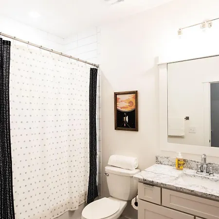 Holiday home Luxe Hillsboro Village Homes For 24 With 4 Patios, Rooftops And Garage Parking, Gourmet Kitchens And Smart Tvs, Walk To Vanderbilt, Pancake Pantry And Fido, 24hr Hospitality, 10 Min To Broadway And The Parthenon Nashville