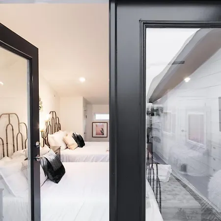 Holiday home Luxe Hillsboro Village Homes For 24 With 4 Patios, Rooftops And Garage Parking, Gourmet Kitchens And Smart Tvs, Walk To Vanderbilt, Pancake Pantry And Fido, 24hr Hospitality, 10 Min To Broadway And The Parthenon *