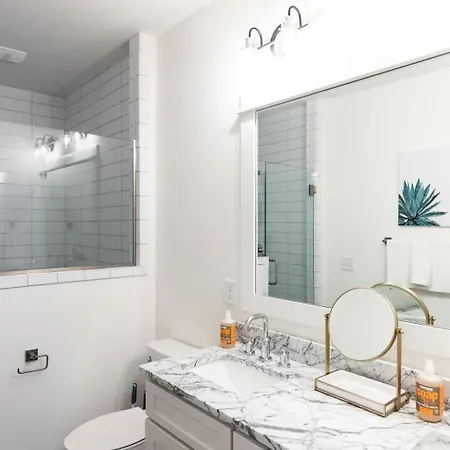 Luxe Hillsboro Village Homes For 24 With 4 Patios, Rooftops And Garage Parking, Gourmet Kitchens And Smart Tvs, Walk To Vanderbilt, Pancake Pantry And Fido, 24hr Hospitality, 10 Min To Broadway And The Parthenon Holiday home Nashville