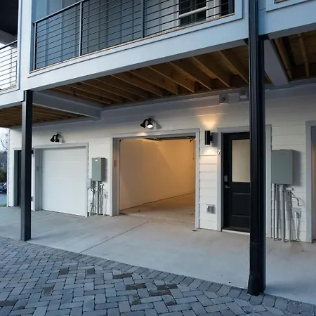 Holiday home Hillsboro Village Retreat Garage Rooftop Deck Sleeps 12 Sophisticated Open Living & Gourmet Kitchen Smart Tvs Pet-friendly W Private Garage Walk To Vanderbilt Minutes To 12 South & Broadway 24 7 Hospitality Nashville
