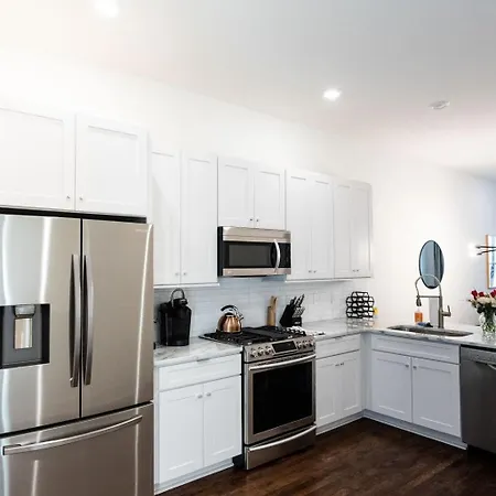Hillsboro Village Retreat Garage Rooftop Deck Sleeps 12 Sophisticated Open Living & Gourmet Kitchen Smart Tvs Pet-friendly W Private Garage Walk To Vanderbilt Minutes To 12 South & Broadway 24 7 Hospitality