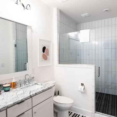 Holiday home Hillsboro Village Retreat Garage Rooftop Deck Sleeps 12 Sophisticated Open Living & Gourmet Kitchen Smart Tvs Pet-friendly W Private Garage Walk To Vanderbilt Minutes To 12 South & Broadway 24 7 Hospitality