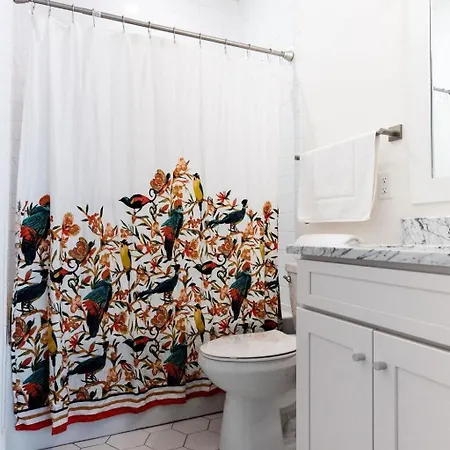 Holiday home Hillsboro Village Retreat Garage Rooftop Deck Sleeps 12 Sophisticated Open Living & Gourmet Kitchen Smart Tvs Pet-friendly W Private Garage Walk To Vanderbilt Minutes To 12 South & Broadway 24 7 Hospitality *