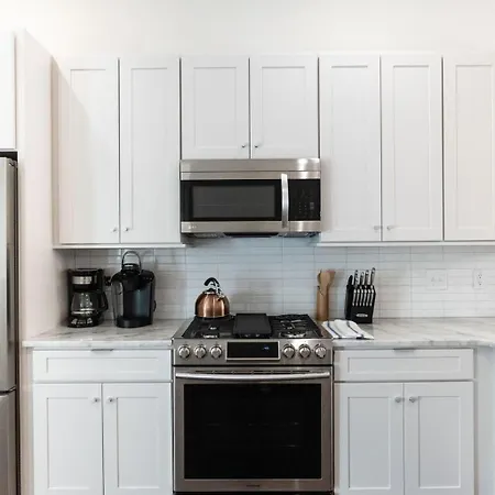 Hillsboro Village Retreat Garage Rooftop Deck Sleeps 12 Sophisticated Open Living & Gourmet Kitchen Smart Tvs Pet-friendly W Private Garage Walk To Vanderbilt Minutes To 12 South & Broadway 24 7 Hospitality *