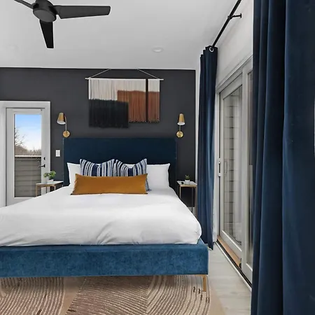 Holiday home The Iris - Walk To Dining And Nightlife Rooftop! *