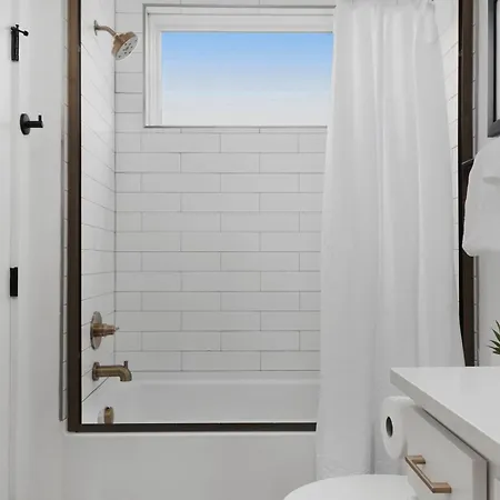 The Iris - Walk To Dining And Nightlife Rooftop! Holiday home *