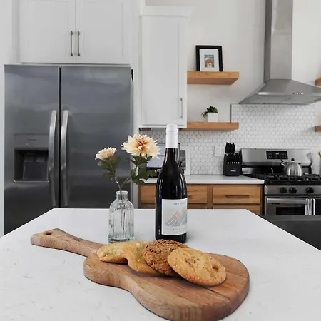 Holiday home The Iris - Walk To Dining And Nightlife Rooftop! *