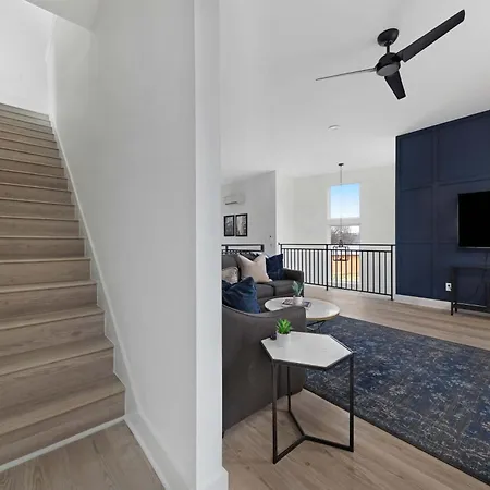 The Iris - Walk To Dining And Nightlife Rooftop! Holiday home