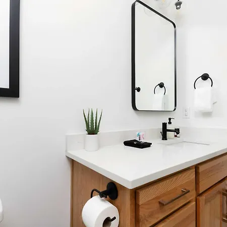 The Iris - Walk To Dining And Nightlife Rooftop! Holiday home *