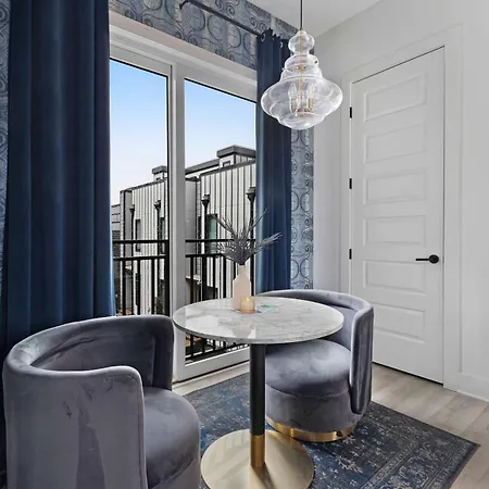 Holiday home The Iris - Walk To Dining And Nightlife Rooftop!