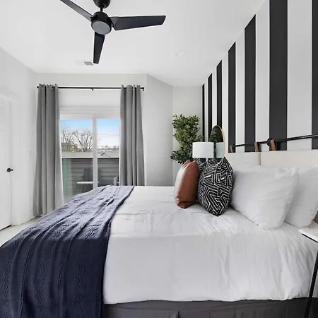 Holiday home The Azalea - Walk To Dining & Nightlife, Rooftop!