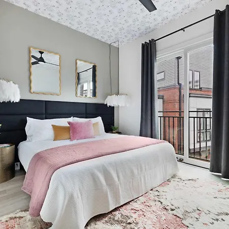 The Azalea - Walk To Dining & Nightlife, Rooftop! Holiday home
