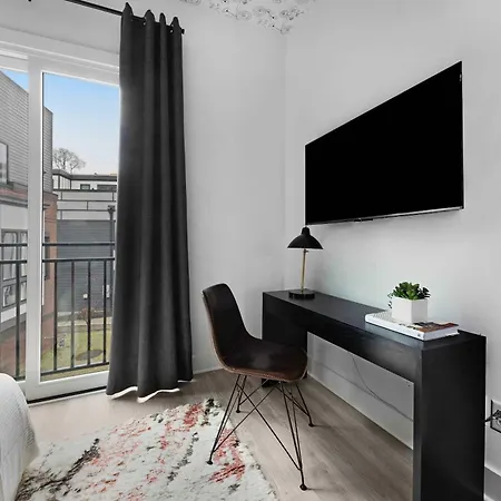 Holiday home The Azalea - Walk To Dining & Nightlife, Rooftop!