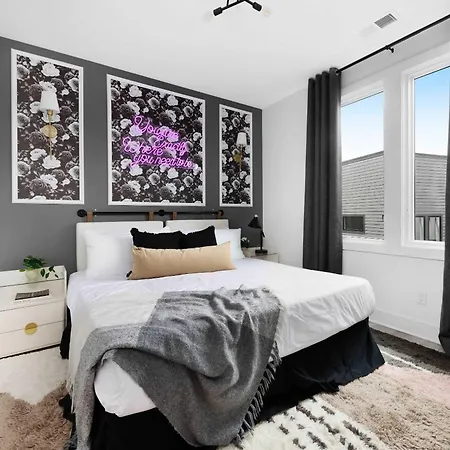 Holiday home The Azalea - Walk To Dining & Nightlife, Rooftop!