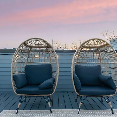 Holiday home The Bluestem - Stylish Design, Rooftop With Firepit!