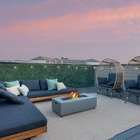 Holiday home The Bluestem - Stylish Design, Rooftop With Firepit! *
