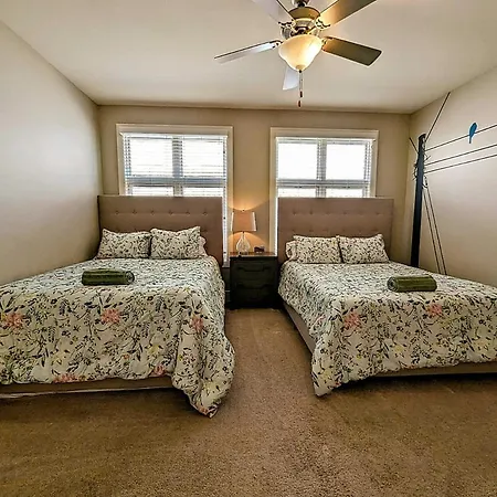 The Celebrity - Free Parking Vanderbilt Holiday home *