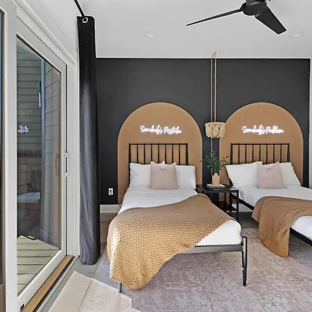 The Sunflower - Mins To Broadway And Rooftop Patio! Holiday home