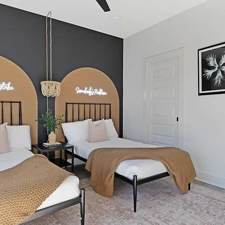 The Sunflower - Mins To Broadway And Rooftop Patio! Holiday home Nashville