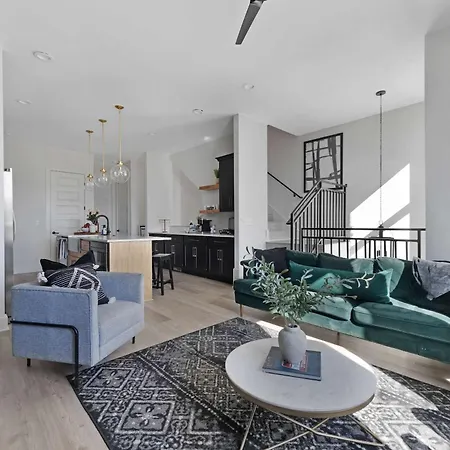 Holiday home The Sunflower - Mins To Broadway And Rooftop Patio!