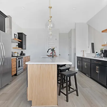 Holiday home The Sunflower - Mins To Broadway And Rooftop Patio! *