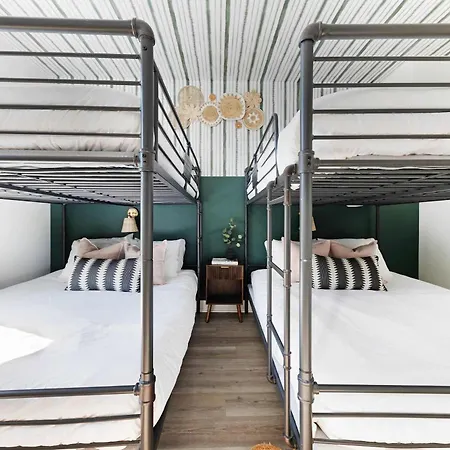 Holiday home The Sunflower - Mins To Broadway And Rooftop Patio! *