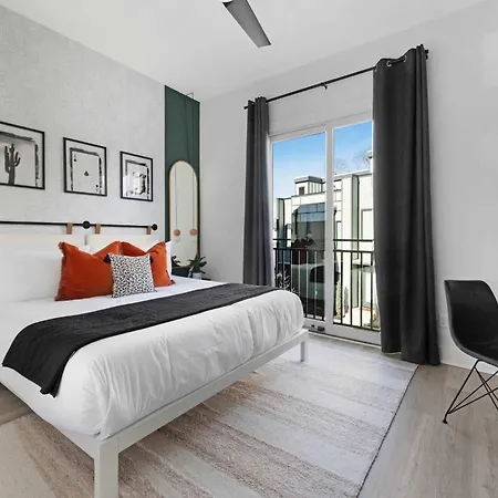 Holiday home The Sunflower - Mins To Broadway And Rooftop Patio! *