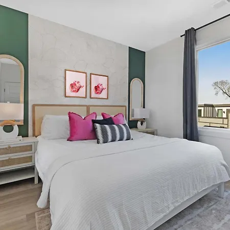 Holiday home The Sunflower - Mins To Broadway And Rooftop Patio! *