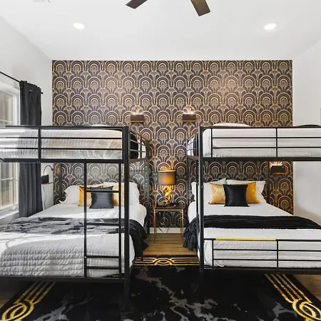 Holiday home 24k Escape - Rooftop Oasis, 3 Miles To Broadway! *