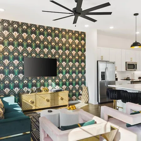 24k Escape - Rooftop Oasis, 3 Miles To Broadway! Holiday home *