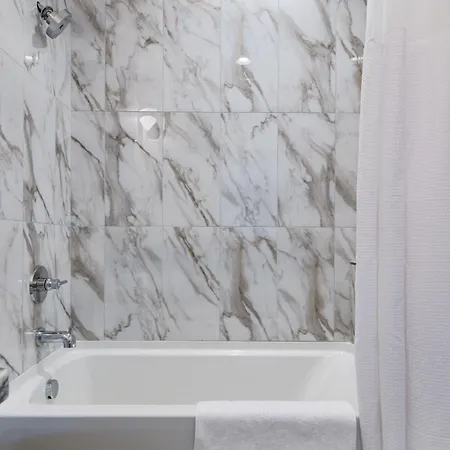 Charming East Nash Retreat, Walk To Dining Faves, Cozy Den, Workspace And Smart Tvs, Plush Velvet Sofa, Full Kitchen & Garage, Near Mas Tacos & Five Points, 10 Min To Broadway, 24 Hr Hospitality * Nashville