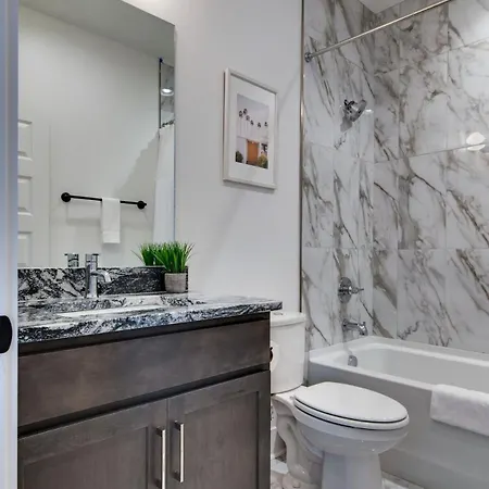 Charming East Nash Retreat, Walk To Dining Faves, Cozy Den, Workspace And Smart Tvs, Plush Velvet Sofa, Full Kitchen & Garage, Near Mas Tacos & Five Points, 10 Min To Broadway, 24 Hr Hospitality