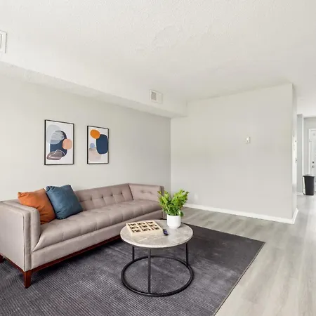 Brentwood U5 I Cozy & Comfy I 2bd I Free Parking