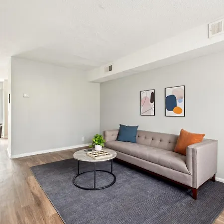 Brentwood U2 I Cozy & Comfy I 2bd I Free Parking Apartment *
