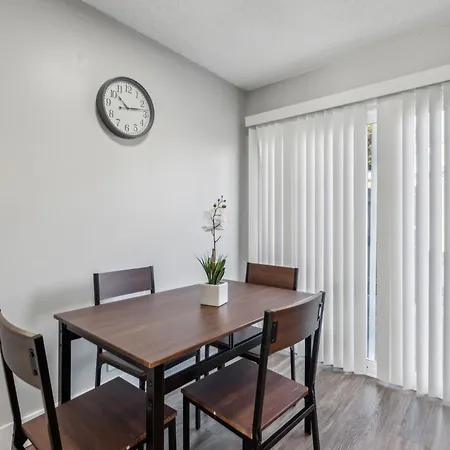 Brentwood S I Cozy & Comfy I 2bd 15 Bth *