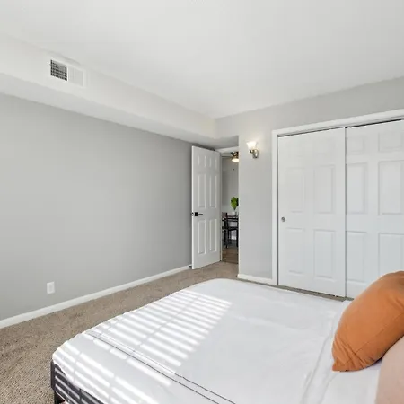 Brentwood C2 I Cozy & Comfy I 1bd I Free Parking Apartment