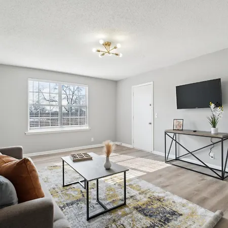 Brentwood C2 I Cozy & Comfy I 1bd I Free Parking Apartment